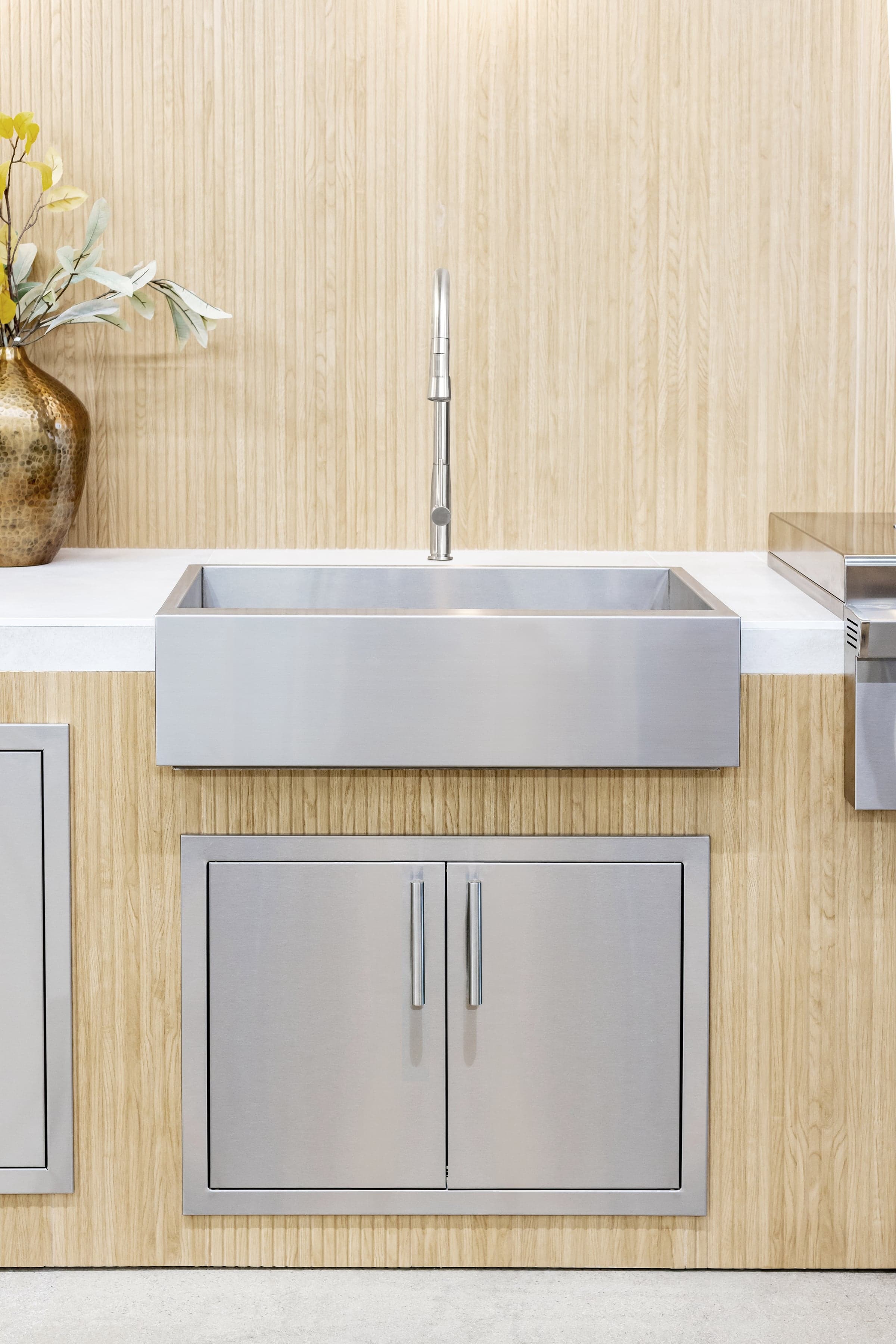 32" Farmhouse Sink (Package) Includes: Faucet, Noise Cancelling Padding in the Sink Basin, Sink Grate and Drain Plug